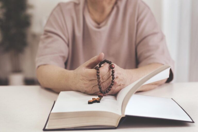 Jak odmawiać różaniec? Prosta instrukcja krok po kroku